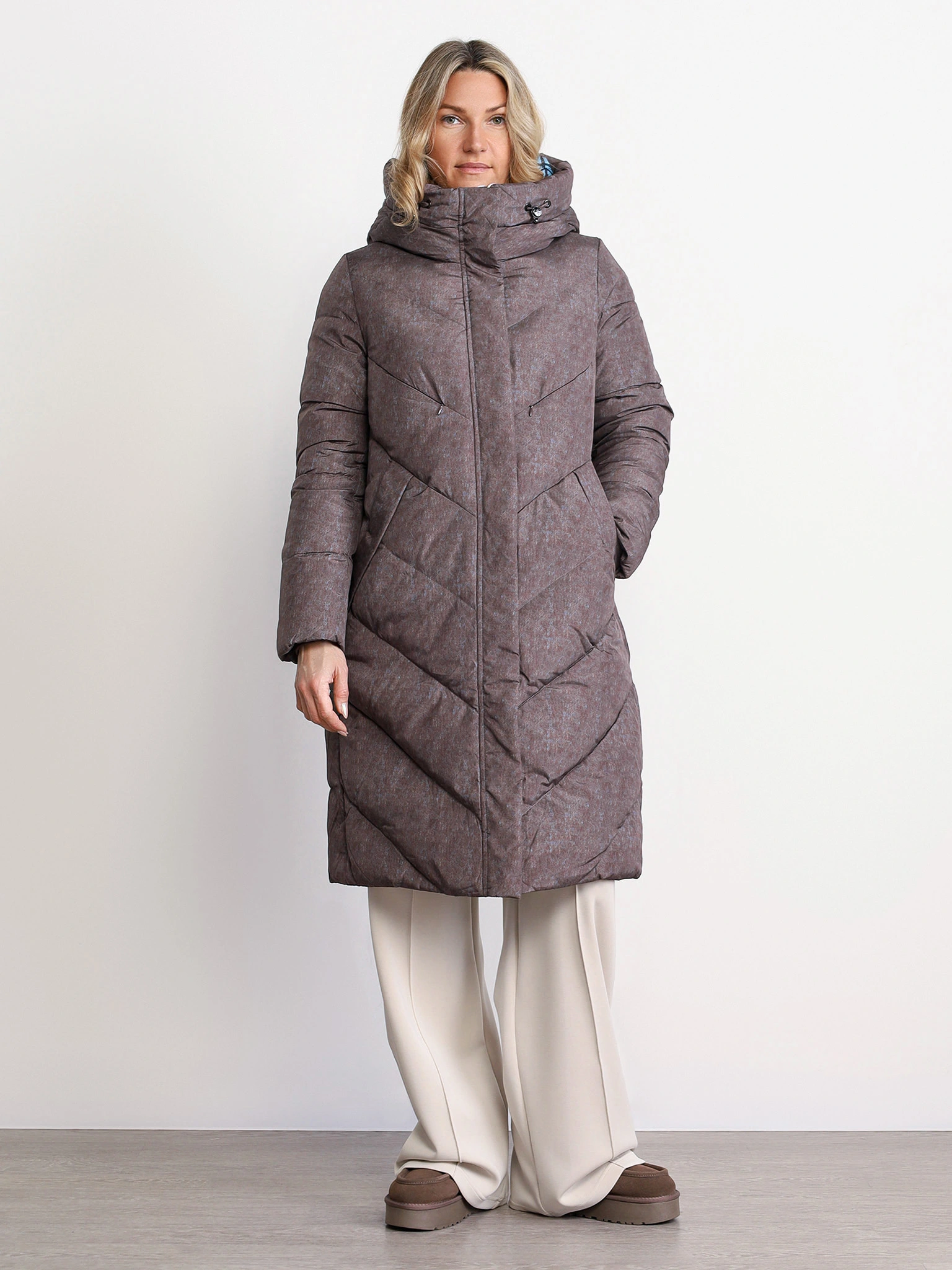 Пуховик коричневого цвета с двойным капюшоном